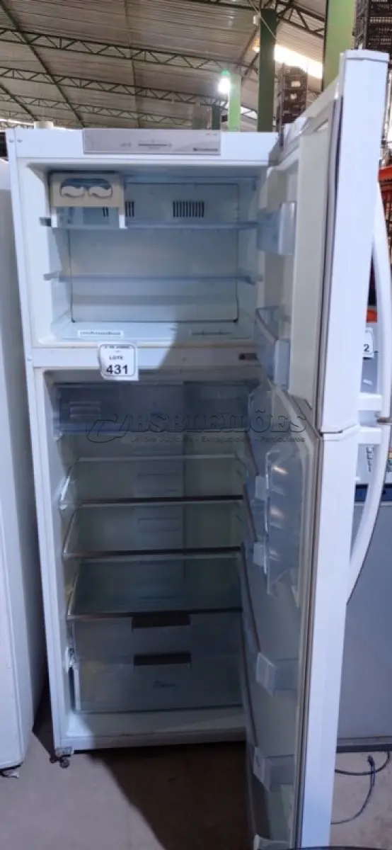 LOTE 431 - 01 GELADEIRA FROST FREE MODELO RFCT500 200V MARCA CONTINENTAL. (NO ESTADO) ATENÇÃO! FAZER A VISITAÇÃO ANTES DE ARREMATAR, NÃO SABEMOS SE FUNCIONA, LEILÃO NÃO TEM GARANTIA E NEM DEVOLUÇÃO, SUJEITO A POSSÍVEIS AVARIAS VISÍVEIS/OCULTAS E/OU AUSÊNCIA DE COMPONENTES.