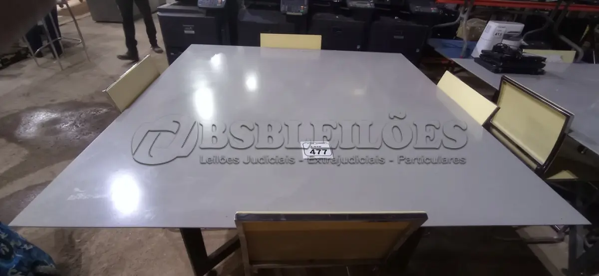 LOTE 477 - 01 MESA COM BASE DE FERRO E TAMPO EM PORCELANATO 04 CADEIRAS. (NO ESTADO) ATENÇÃO! FAZER A VISITAÇÃO ANTES DE ARREMATAR, NÃO SABEMOS SE FUNCIONA, LEILÃO NÃO TEM GARANTIA E NEM DEVOLUÇÃO, SUJEITO A POSSÍVEIS AVARIAS VISÍVEIS/OCULTAS E/OU AUSÊNCIA DE COMPONENTES.
