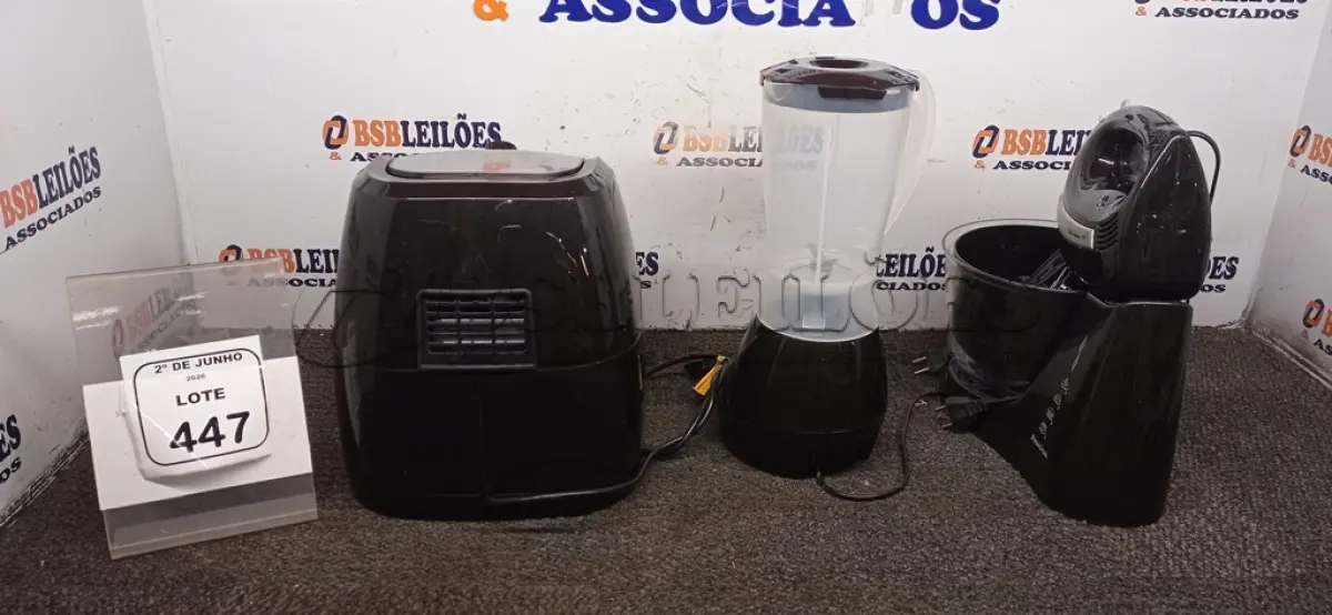 LOTE 447 - 01 AIR FRYER 4L 220V MARCA MONDIAL, 01 BATEDEIRA 220V MARCA MONDIAL E 01 LIQUIDIFICADOR 220V MARCA MONDIAL. (NO ESTADO) ATENÇÃO! FAZER A VISITAÇÃO ANTES DE ARREMATAR, NÃO SABEMOS SE FUNCIONA, LEILÃO NÃO TEM GARANTIA E NEM DEVOLUÇÃO, SUJEITO A POSSÍVEIS AVARIAS VISÍVEIS/OCULTAS E/OU AUSÊNCIA DE COMPONENTES.