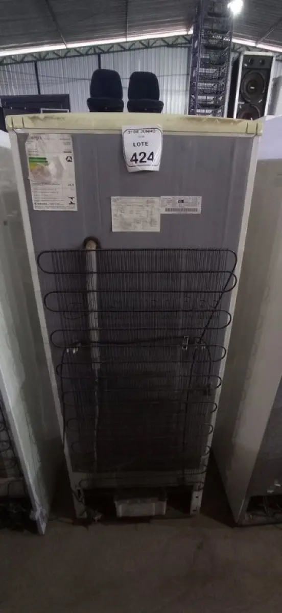 LOTE 424 - 01 GELADEIRA 360L 220V MARCA BRASTEMP. (NO ESTADO) ATENÇÃO! FAZER A VISITAÇÃO ANTES DE ARREMATAR, NÃO SABEMOS SE FUNCIONA, LEILÃO NÃO TEM GARANTIA E NEM DEVOLUÇÃO, SUJEITO A POSSÍVEIS AVARIAS VISÍVEIS/OCULTAS E/OU AUSÊNCIA DE COMPONENTES.
