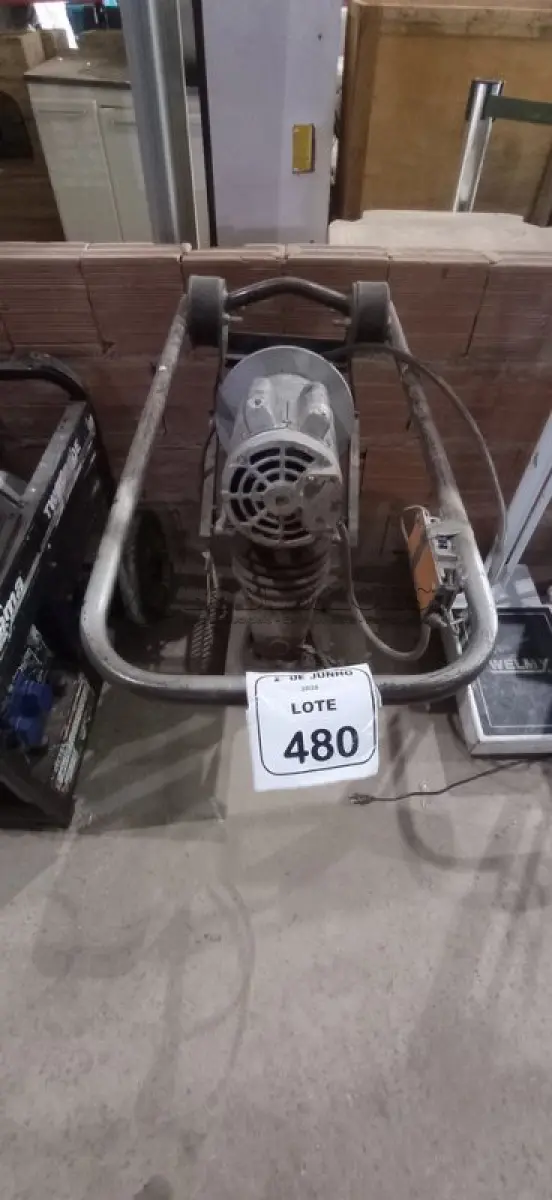 LOTE 480 - 01 COMPACTADOR DE ELÉTRICO MARCA WACKEP. (NO ESTADO) ATENÇÃO! FAZER A VISITAÇÃO ANTES DE ARREMATAR, NÃO SABEMOS SE FUNCIONA, LEILÃO NÃO TEM GARANTIA E NEM DEVOLUÇÃO, SUJEITO A POSSÍVEIS AVARIAS VISÍVEIS/OCULTAS E/OU AUSÊNCIA DE COMPONENTES.