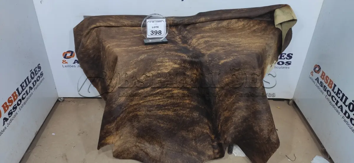 LOTE 398 - 01 TAPETE DE COURO LEGITIMO 225X185CM. (NO ESTADO) ATENÇÃO! FAZER A VISITAÇÃO ANTES DE ARREMATAR, NÃO SABEMOS SE FUNCIONA, LEILÃO NÃO TEM GARANTIA E NEM DEVOLUÇÃO, SUJEITO A POSSÍVEIS AVARIAS VISÍVEIS/OCULTAS E/OU AUSÊNCIA DE COMPONENTES.
