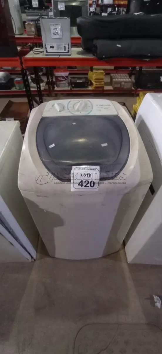 LOTE 420 - 01 MÁQUINA DE LAVAR MODELO LTE06 220V MARCA ELECTROLUX. (NO ESTADO) ATENÇÃO! FAZER A VISITAÇÃO ANTES DE ARREMATAR, NÃO SABEMOS SE FUNCIONA, LEILÃO NÃO TEM GARANTIA E NEM DEVOLUÇÃO, SUJEITO A POSSÍVEIS AVARIAS VISÍVEIS/OCULTAS E/OU AUSÊNCIA DE COMPONENTES.