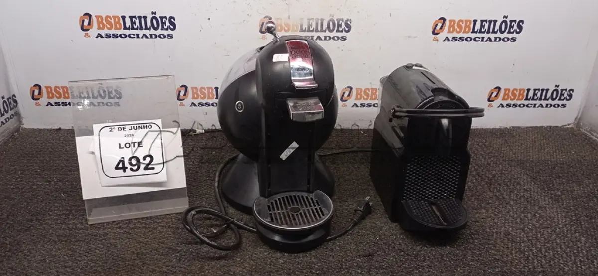 LOTE 492 - 01 CAFETEIRA MODELO NESPRESSO E 01 CAFETEIRA MODELO DOLCE GUSTO MARCA ARNO. (NO ESTADO) ATENÇÃO! FAZER A VISITAÇÃO ANTES DE ARREMATAR, NÃO SABEMOS SE FUNCIONA, LEILÃO NÃO TEM GARANTIA E NEM DEVOLUÇÃO, SUJEITO A POSSÍVEIS AVARIAS VISÍVEIS/OCULTAS E/OU AUSÊNCIA DE COMPONENTES.