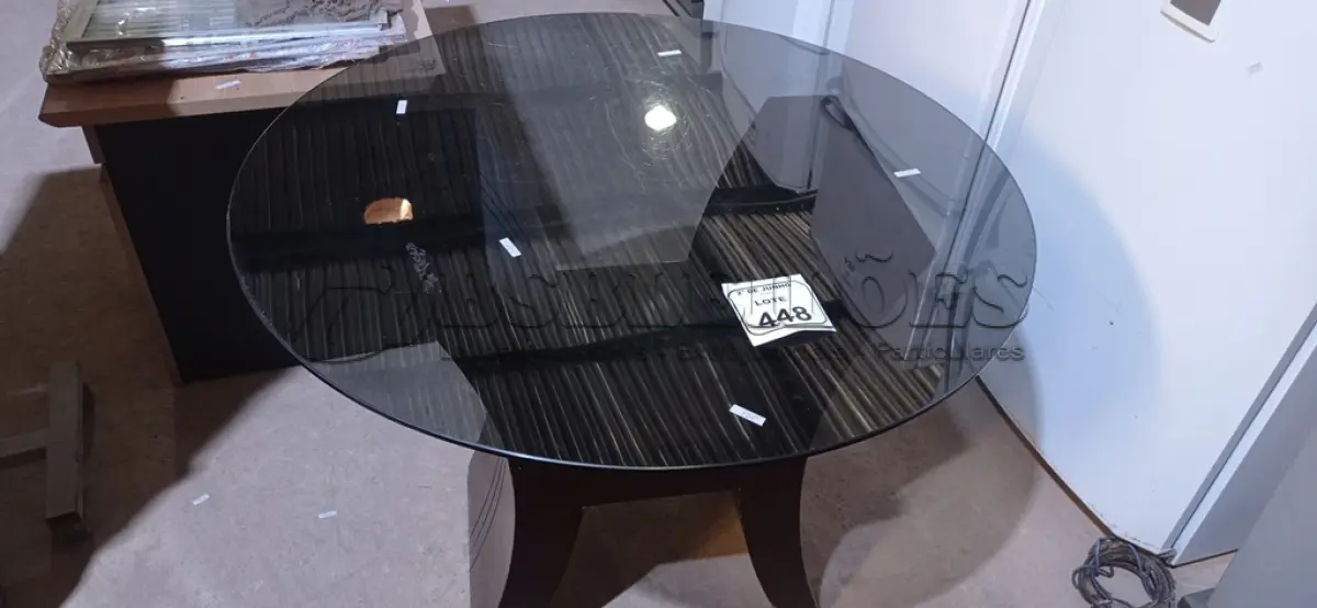 LOTE 448 - 01 MESA COM TAMPO REDONDO EM VIDRO DE 1,00M DE DIAMETRO. (NO ESTADO) ATENÇÃO! FAZER A VISITAÇÃO ANTES DE ARREMATAR, NÃO SABEMOS SE FUNCIONA, LEILÃO NÃO TEM GARANTIA E NEM DEVOLUÇÃO, SUJEITO A POSSÍVEIS AVARIAS VISÍVEIS/OCULTAS E/OU AUSÊNCIA DE COMPONENTES.