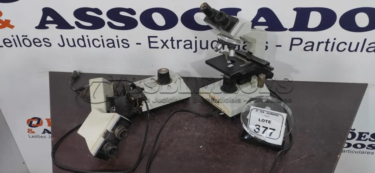 LOTE 377 - 02 MICROSCÓPIOS. (NO ESTADO) ATENÇÃO! FAZER A VISITAÇÃO ANTES DE ARREMATAR, NÃO SABEMOS SE FUNCIONA, LEILÃO NÃO TEM GARANTIA E NEM DEVOLUÇÃO, SUJEITO A POSSÍVEIS AVARIAS VISÍVEIS/OCULTAS E/OU AUSÊNCIA DE COMPONENTES.