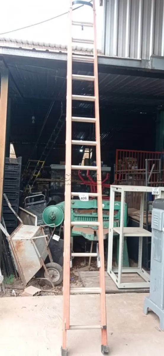 LOTE 406 - 01 ESCADA PROFISSIONAL DE 7M. (NO ESTADO) ATENÇÃO! FAZER A VISITAÇÃO ANTES DE ARREMATAR, NÃO SABEMOS SE FUNCIONA, LEILÃO NÃO TEM GARANTIA E NEM DEVOLUÇÃO, SUJEITO A POSSÍVEIS AVARIAS VISÍVEIS/OCULTAS E/OU AUSÊNCIA DE COMPONENTES.