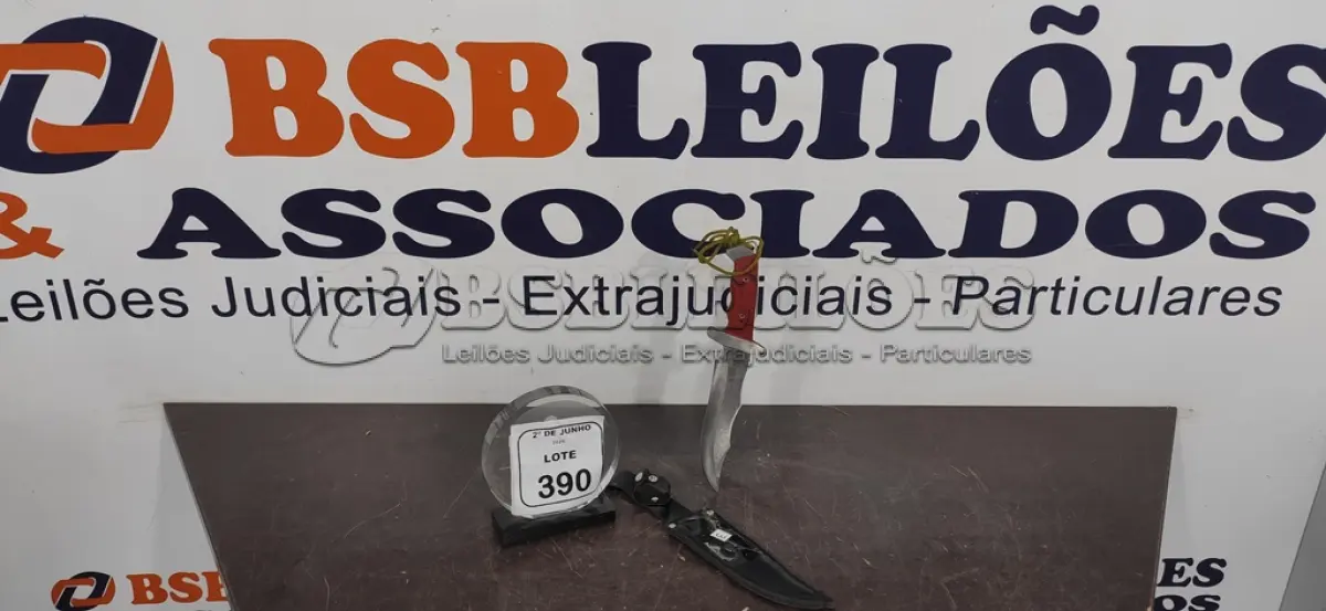 LOTE 390 - 01 FACA TÁTICA FULL TANG 30CM COM FIEL NO GOMO CABO DE MADEIRA E BAINHA EM COURO SINTÉTICO. (NO ESTADO) ATENÇÃO! FAZER A VISITAÇÃO ANTES DE ARREMATAR, NÃO SABEMOS SE FUNCIONA, LEILÃO NÃO TEM GARANTIA E NEM DEVOLUÇÃO, SUJEITO A POSSÍVEIS AVARIAS VISÍVEIS/OCULTAS E/OU AUSÊNCIA DE COMPONENTES.