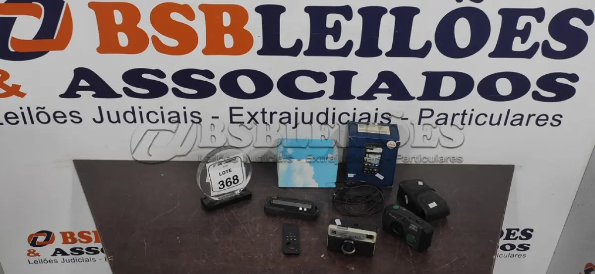 LOTE 368 - 01 BASE MULTIMIDIA ATRIX MARCA MOTOROLA E 02 CÂMERAS FOTOGRÁFICAS MODELO ANTIGO. (NO ESTADO) ATENÇÃO! FAZER A VISITAÇÃO ANTES DE ARREMATAR, NÃO SABEMOS SE FUNCIONA, LEILÃO NÃO TEM GARANTIA E NEM DEVOLUÇÃO, SUJEITO A POSSÍVEIS AVARIAS VISÍVEIS/OCULTAS E/OU AUSÊNCIA DE COMPONENTES.
