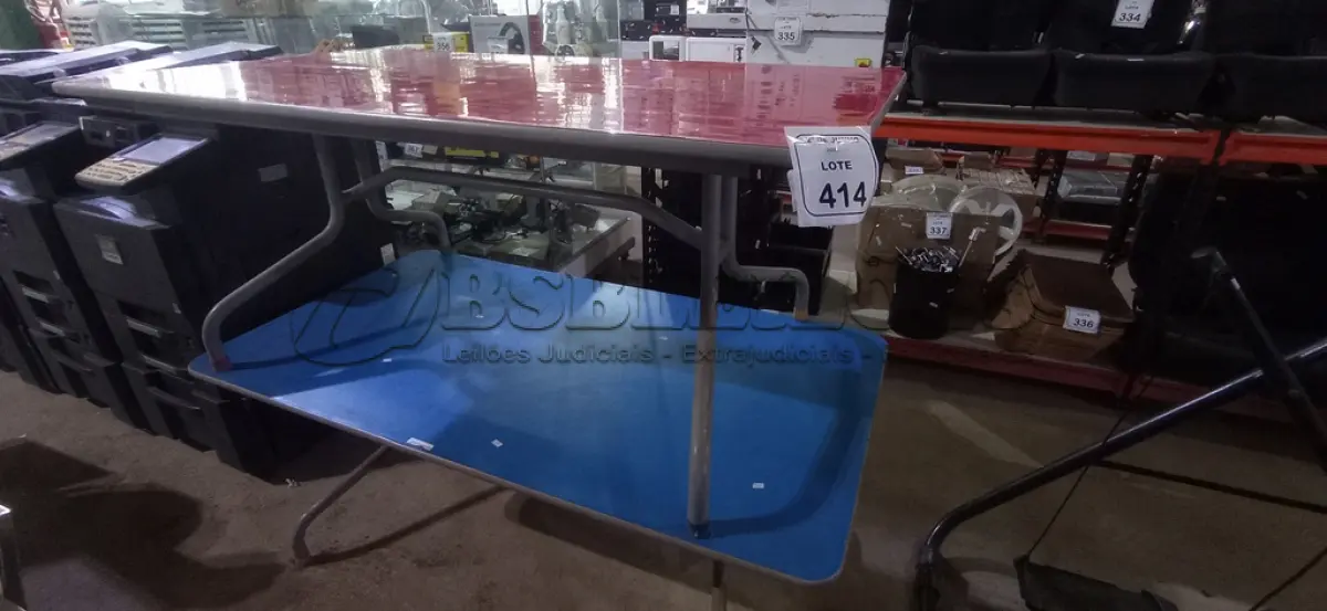 LOTE 414 - 02 MESAS ESCOLARES NAS CORES VERMELHA E AZUL. (NO ESTADO) ATENÇÃO! FAZER A VISITAÇÃO ANTES DE ARREMATAR, NÃO SABEMOS SE FUNCIONA, LEILÃO NÃO TEM GARANTIA E NEM DEVOLUÇÃO, SUJEITO A POSSÍVEIS AVARIAS VISÍVEIS/OCULTAS E/OU AUSÊNCIA DE COMPONENTES.