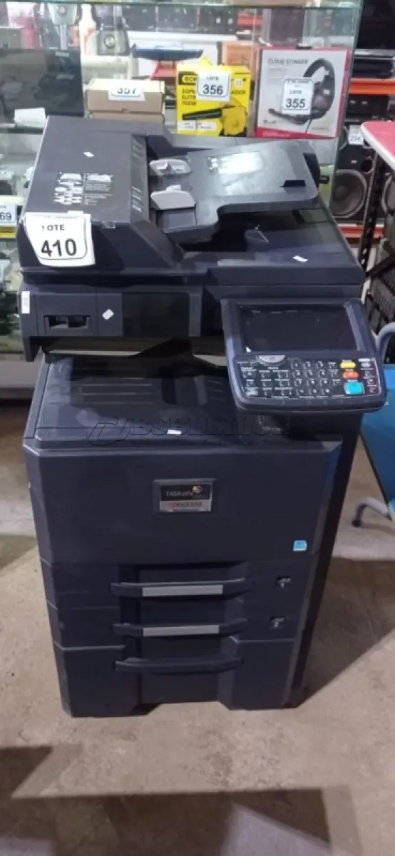 LOTE 410 - 01 COPIADORA TASKALFA 2551CI 110V MARCA KYOCERA. (NO ESTADO) ATENÇÃO! FAZER A VISITAÇÃO ANTES DE ARREMATAR, NÃO SABEMOS SE FUNCIONA, LEILÃO NÃO TEM GARANTIA E NEM DEVOLUÇÃO, SUJEITO A POSSÍVEIS AVARIAS VISÍVEIS/OCULTAS E/OU AUSÊNCIA DE COMPONENTES.