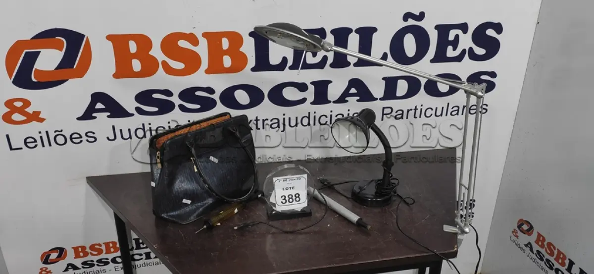 LOTE 388 - 01 BOLSA, 02 BOMBAS DE ENCHER BOLA E 02 LUMINÁRIAS DE MESA. (NO ESTADO) ATENÇÃO! FAZER A VISITAÇÃO ANTES DE ARREMATAR, NÃO SABEMOS SE FUNCIONA, LEILÃO NÃO TEM GARANTIA E NEM DEVOLUÇÃO, SUJEITO A POSSÍVEIS AVARIAS VISÍVEIS/OCULTAS E/OU AUSÊNCIA DE COMPONENTES.