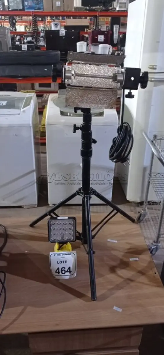 LOTE 464 - 01 REFLETOR PARA ESTÚDIOS E 01 LUMINÁRIA LED COM BATERIA DE 48V. (NO ESTADO) ATENÇÃO! FAZER A VISITAÇÃO ANTES DE ARREMATAR, NÃO SABEMOS SE FUNCIONA, LEILÃO NÃO TEM GARANTIA E NEM DEVOLUÇÃO, SUJEITO A POSSÍVEIS AVARIAS VISÍVEIS/OCULTAS E/OU AUSÊNCIA DE COMPONENTES.