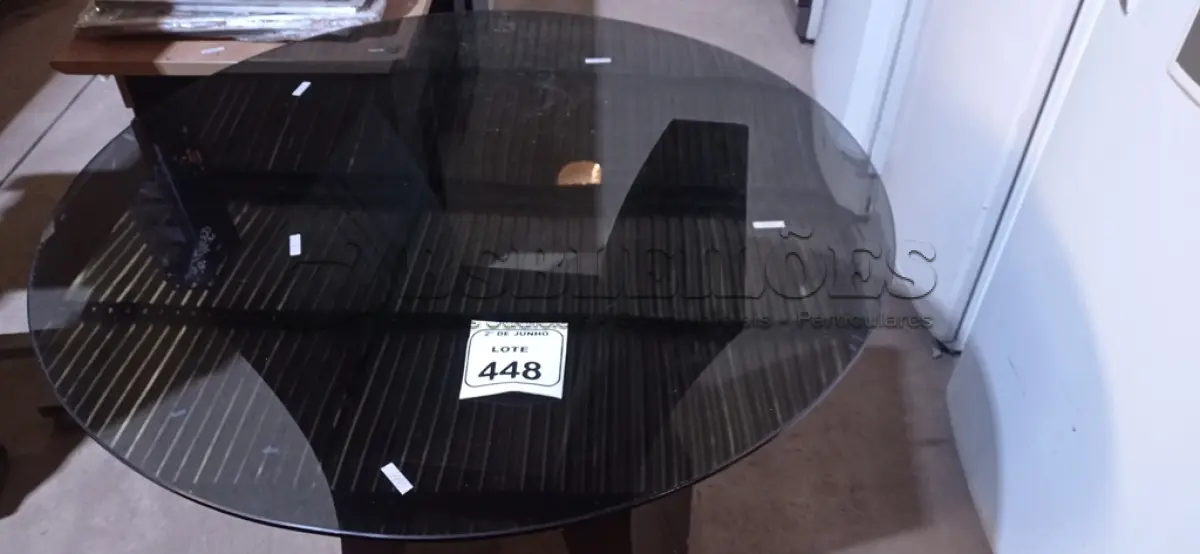 LOTE 448 - 01 MESA COM TAMPO REDONDO EM VIDRO DE 1,00M DE DIAMETRO. (NO ESTADO) ATENÇÃO! FAZER A VISITAÇÃO ANTES DE ARREMATAR, NÃO SABEMOS SE FUNCIONA, LEILÃO NÃO TEM GARANTIA E NEM DEVOLUÇÃO, SUJEITO A POSSÍVEIS AVARIAS VISÍVEIS/OCULTAS E/OU AUSÊNCIA DE COMPONENTES.