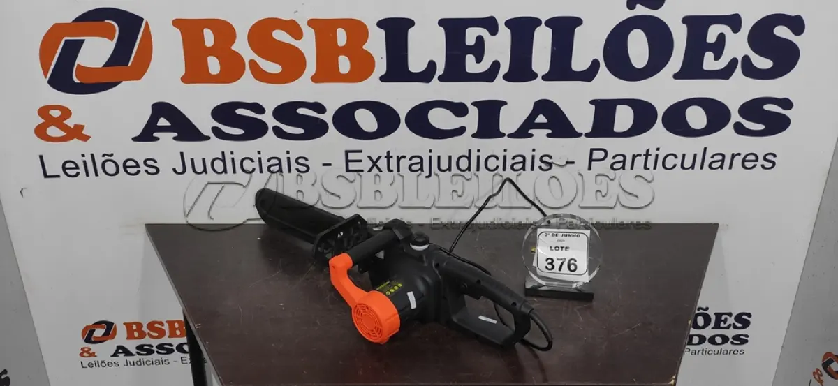 LOTE 376 - 01 MOTOSSERRA ELÉTRICA 220V MARCA BOMVINK. (NO ESTADO) ATENÇÃO! FAZER A VISITAÇÃO ANTES DE ARREMATAR, NÃO SABEMOS SE FUNCIONA, LEILÃO NÃO TEM GARANTIA E NEM DEVOLUÇÃO, SUJEITO A POSSÍVEIS AVARIAS VISÍVEIS/OCULTAS E/OU AUSÊNCIA DE COMPONENTES.