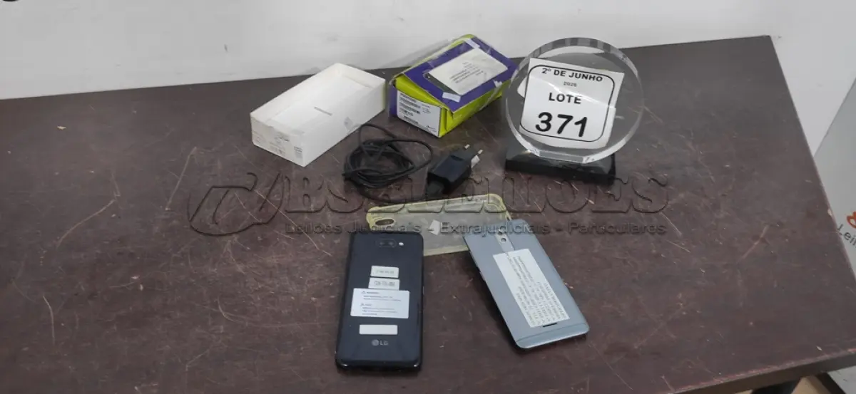LOTE 371 - 01 CELULAR MARCA POSITIVO COM CARREGADOR E 01 CELULAR MARCA LG SEM CARREGADOR. (NO ESTADO) ATENÇÃO! FAZER A VISITAÇÃO ANTES DE ARREMATAR, NÃO SABEMOS SE FUNCIONA, LEILÃO NÃO TEM GARANTIA E NEM DEVOLUÇÃO, SUJEITO A POSSÍVEIS AVARIAS VISÍVEIS/OCULTAS E/OU AUSÊNCIA DE COMPONENTES.
