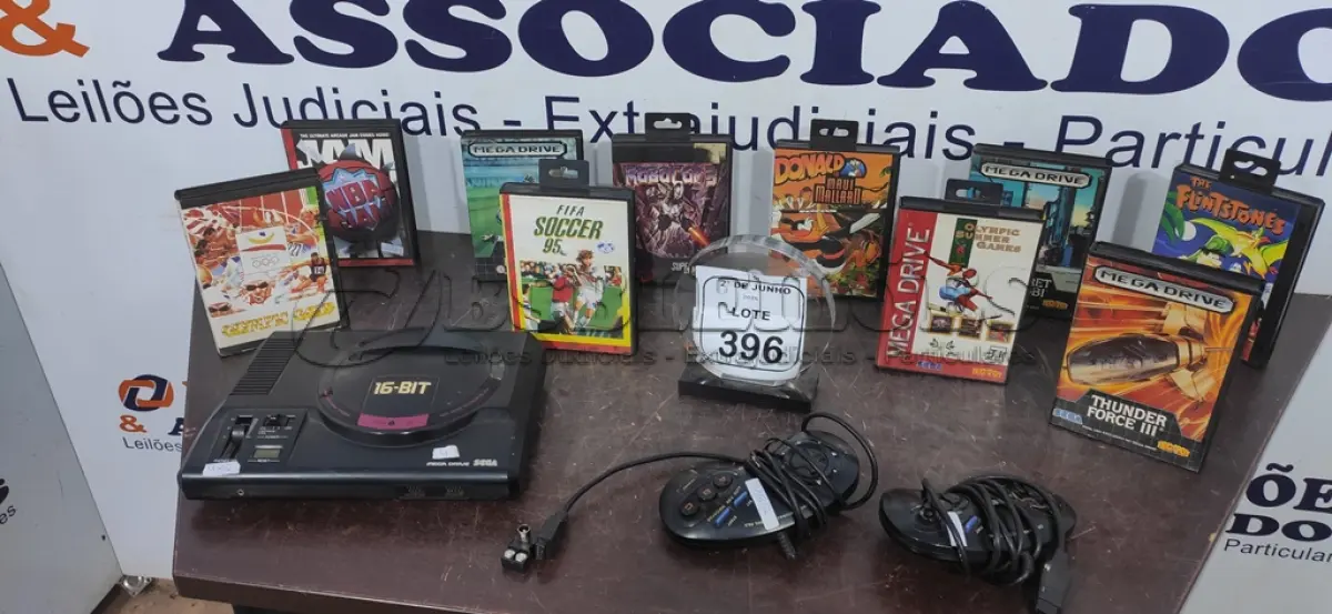 LOTE 396 - 01 MEGA DRIVE 02 CONTROLES COM CABOS E 10 JOGOS. (NO ESTADO) ATENÇÃO! FAZER A VISITAÇÃO ANTES DE ARREMATAR, NÃO SABEMOS SE FUNCIONA, LEILÃO NÃO TEM GARANTIA E NEM DEVOLUÇÃO, SUJEITO A POSSÍVEIS AVARIAS VISÍVEIS/OCULTAS E/OU AUSÊNCIA DE COMPONENTES.