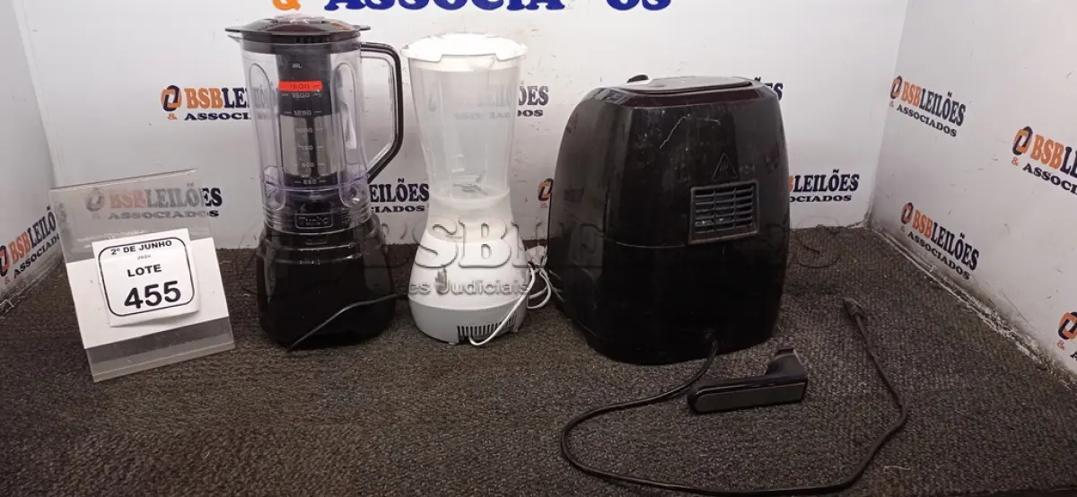 LOTE 455 - 01 AIR FRYER 4L 220V MARCA ELECTROLUX E 02 LIQUIDIFICADORES 220V MARCA MONDIAL. (NO ESTADO) ATENÇÃO! FAZER A VISITAÇÃO ANTES DE ARREMATAR, NÃO SABEMOS SE FUNCIONA, LEILÃO NÃO TEM GARANTIA E NEM DEVOLUÇÃO, SUJEITO A POSSÍVEIS AVARIAS VISÍVEIS/OCULTAS E/OU AUSÊNCIA DE COMPONENTES.