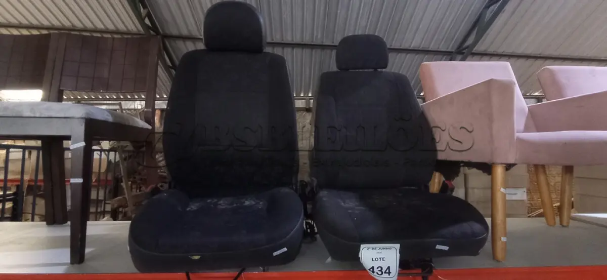 LOTE 434 - 02 ASSENTOS DE CARRO COM ENCOSTO ALTO. (NO ESTADO) ATENÇÃO! FAZER A VISITAÇÃO ANTES DE ARREMATAR, NÃO SABEMOS SE FUNCIONA, LEILÃO NÃO TEM GARANTIA E NEM DEVOLUÇÃO, SUJEITO A POSSÍVEIS AVARIAS VISÍVEIS/OCULTAS E/OU AUSÊNCIA DE COMPONENTES.