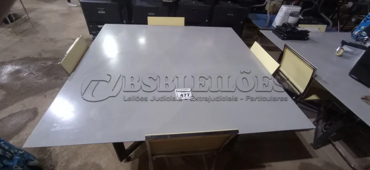 LOTE 477 - 01 MESA COM BASE DE FERRO E TAMPO EM PORCELANATO 04 CADEIRAS. (NO ESTADO) ATENÇÃO! FAZER A VISITAÇÃO ANTES DE ARREMATAR, NÃO SABEMOS SE FUNCIONA, LEILÃO NÃO TEM GARANTIA E NEM DEVOLUÇÃO, SUJEITO A POSSÍVEIS AVARIAS VISÍVEIS/OCULTAS E/OU AUSÊNCIA DE COMPONENTES.