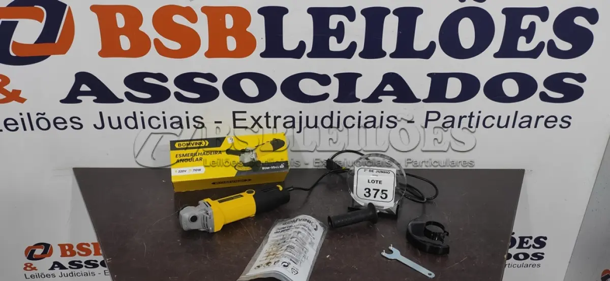 LOTE 375 - 01 ESMERILHADEIRA ANGULAR 220V (NOVO). (NO ESTADO) ATENÇÃO! FAZER A VISITAÇÃO ANTES DE ARREMATAR, NÃO SABEMOS SE FUNCIONA, LEILÃO NÃO TEM GARANTIA E NEM DEVOLUÇÃO, SUJEITO A POSSÍVEIS AVARIAS VISÍVEIS/OCULTAS E/OU AUSÊNCIA DE COMPONENTES.