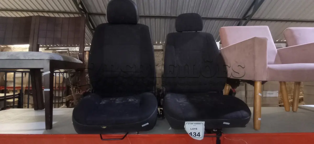 LOTE 434 - 02 ASSENTOS DE CARRO COM ENCOSTO ALTO. (NO ESTADO) ATENÇÃO! FAZER A VISITAÇÃO ANTES DE ARREMATAR, NÃO SABEMOS SE FUNCIONA, LEILÃO NÃO TEM GARANTIA E NEM DEVOLUÇÃO, SUJEITO A POSSÍVEIS AVARIAS VISÍVEIS/OCULTAS E/OU AUSÊNCIA DE COMPONENTES.