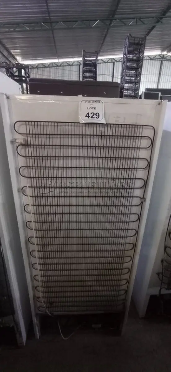 LOTE 429 - 01 GELADEIRA FROST FREE MODELO KDN 43 220V MARCA BOSCH. (NO ESTADO) ATENÇÃO! FAZER A VISITAÇÃO ANTES DE ARREMATAR, NÃO SABEMOS SE FUNCIONA, LEILÃO NÃO TEM GARANTIA E NEM DEVOLUÇÃO, SUJEITO A POSSÍVEIS AVARIAS VISÍVEIS/OCULTAS E/OU AUSÊNCIA DE COMPONENTES.
