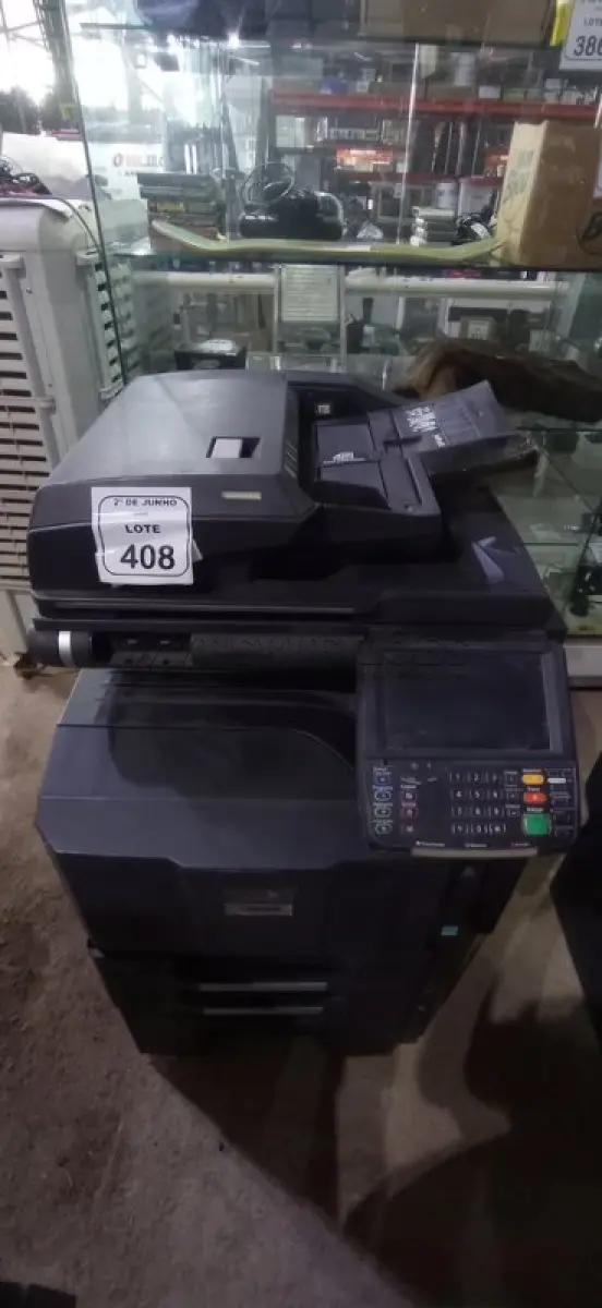 LOTE 408 - 01 COPIADORA TASKALFA 2551CI 110V MARCA KYOCERA. (NO ESTADO) ATENÇÃO! FAZER A VISITAÇÃO ANTES DE ARREMATAR, NÃO SABEMOS SE FUNCIONA, LEILÃO NÃO TEM GARANTIA E NEM DEVOLUÇÃO, SUJEITO A POSSÍVEIS AVARIAS VISÍVEIS/OCULTAS E/OU AUSÊNCIA DE COMPONENTES.