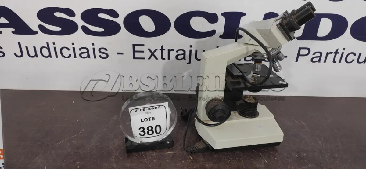 LOTE 380 - 01 MICROSCÓPIO. (NO ESTADO) ATENÇÃO! FAZER A VISITAÇÃO ANTES DE ARREMATAR, NÃO SABEMOS SE FUNCIONA, LEILÃO NÃO TEM GARANTIA E NEM DEVOLUÇÃO, SUJEITO A POSSÍVEIS AVARIAS VISÍVEIS/OCULTAS E/OU AUSÊNCIA DE COMPONENTES.
