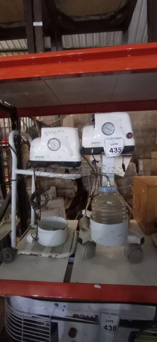 LOTE 435 - 02 ASPIRADORES CIRÚRGICOS. (NO ESTADO) ATENÇÃO! FAZER A VISITAÇÃO ANTES DE ARREMATAR, NÃO SABEMOS SE FUNCIONA, LEILÃO NÃO TEM GARANTIA E NEM DEVOLUÇÃO, SUJEITO A POSSÍVEIS AVARIAS VISÍVEIS/OCULTAS E/OU AUSÊNCIA DE COMPONENTES.