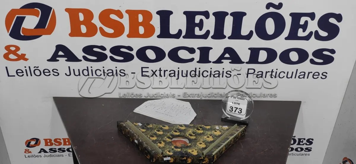 LOTE 373 - 01 CITARA COM PARTITURAS. (NO ESTADO) ATENÇÃO! FAZER A VISITAÇÃO ANTES DE ARREMATAR, NÃO SABEMOS SE FUNCIONA, LEILÃO NÃO TEM GARANTIA E NEM DEVOLUÇÃO, SUJEITO A POSSÍVEIS AVARIAS VISÍVEIS/OCULTAS E/OU AUSÊNCIA DE COMPONENTES.