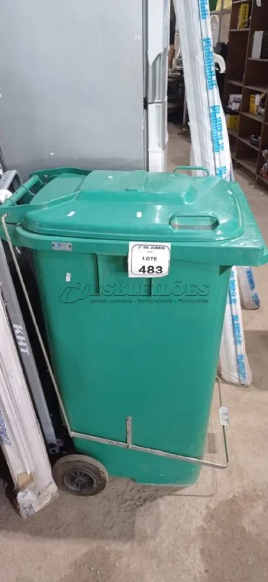 LOTE 483 - 01 LIXEIRA 240L COM RODAS NA COR VERDE. (NO ESTADO) ATENÇÃO! FAZER A VISITAÇÃO ANTES DE ARREMATAR, NÃO SABEMOS SE FUNCIONA, LEILÃO NÃO TEM GARANTIA E NEM DEVOLUÇÃO, SUJEITO A POSSÍVEIS AVARIAS VISÍVEIS/OCULTAS E/OU AUSÊNCIA DE COMPONENTES.