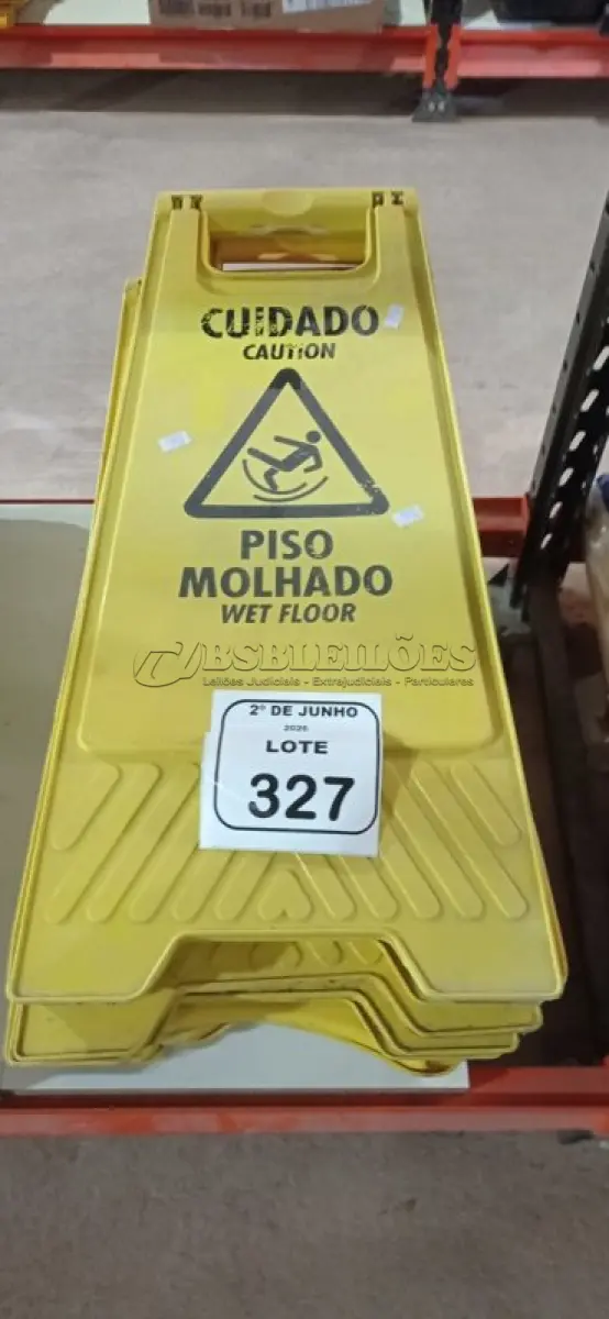 LOTE 327 - 10 PLACAS DE AVISO PARA PISOS MOLHADOS. (NO ESTADO) ATENÇÃO! FAZER A VISITAÇÃO ANTES DE ARREMATAR, NÃO SABEMOS SE FUNCIONA, LEILÃO NÃO TEM GARANTIA E NEM DEVOLUÇÃO, SUJEITO A POSSÍVEIS AVARIAS VISÍVEIS/OCULTAS E/OU AUSÊNCIA DE COMPONENTES.