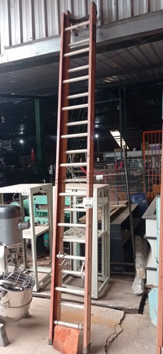 LOTE 405 - 01 ESCADA PROFISSIONAL DE 6M. (NO ESTADO) ATENÇÃO! FAZER A VISITAÇÃO ANTES DE ARREMATAR, NÃO SABEMOS SE FUNCIONA, LEILÃO NÃO TEM GARANTIA E NEM DEVOLUÇÃO, SUJEITO A POSSÍVEIS AVARIAS VISÍVEIS/OCULTAS E/OU AUSÊNCIA DE COMPONENTES.