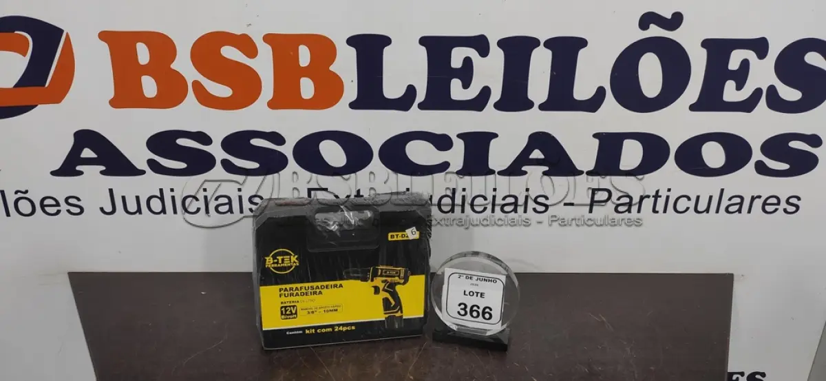 LOTE 366 - 01 PARAFUSADEIRA COM 02 BATERIAS 12V COM MALETA E ACESSÓRIOS (NOVO). (NO ESTADO) ATENÇÃO! FAZER A VISITAÇÃO ANTES DE ARREMATAR, NÃO SABEMOS SE FUNCIONA, LEILÃO NÃO TEM GARANTIA E NEM DEVOLUÇÃO, SUJEITO A POSSÍVEIS AVARIAS VISÍVEIS/OCULTAS E/OU AUSÊNCIA DE COMPONENTES.