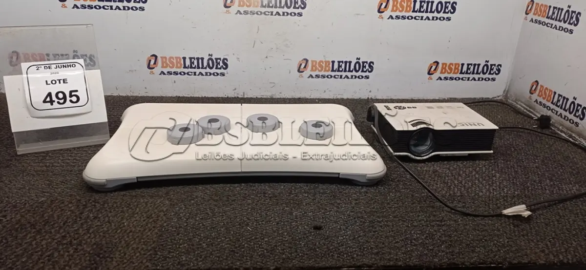 LOTE 495 - 01 PROJETOR MARCA UNIC E 01 WII FIT PLUS. (NO ESTADO) ATENÇÃO! FAZER A VISITAÇÃO ANTES DE ARREMATAR, NÃO SABEMOS SE FUNCIONA, LEILÃO NÃO TEM GARANTIA E NEM DEVOLUÇÃO, SUJEITO A POSSÍVEIS AVARIAS VISÍVEIS/OCULTAS E/OU AUSÊNCIA DE COMPONENTES.