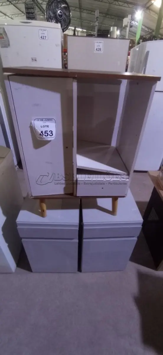LOTE 453 - 02 ARMÁRIOS BAIXOS COM SUPORTE PARA CPU COM 01 GAVETA E 01 PORTA E 01 ARMÁRIO BAIXO EM MADEIRA. (NO ESTADO) ATENÇÃO! FAZER A VISITAÇÃO ANTES DE ARREMATAR, NÃO SABEMOS SE FUNCIONA, LEILÃO NÃO TEM GARANTIA E NEM DEVOLUÇÃO, SUJEITO A POSSÍVEIS AVARIAS VISÍVEIS/OCULTAS E/OU AUSÊNCIA DE COMPONENTES.