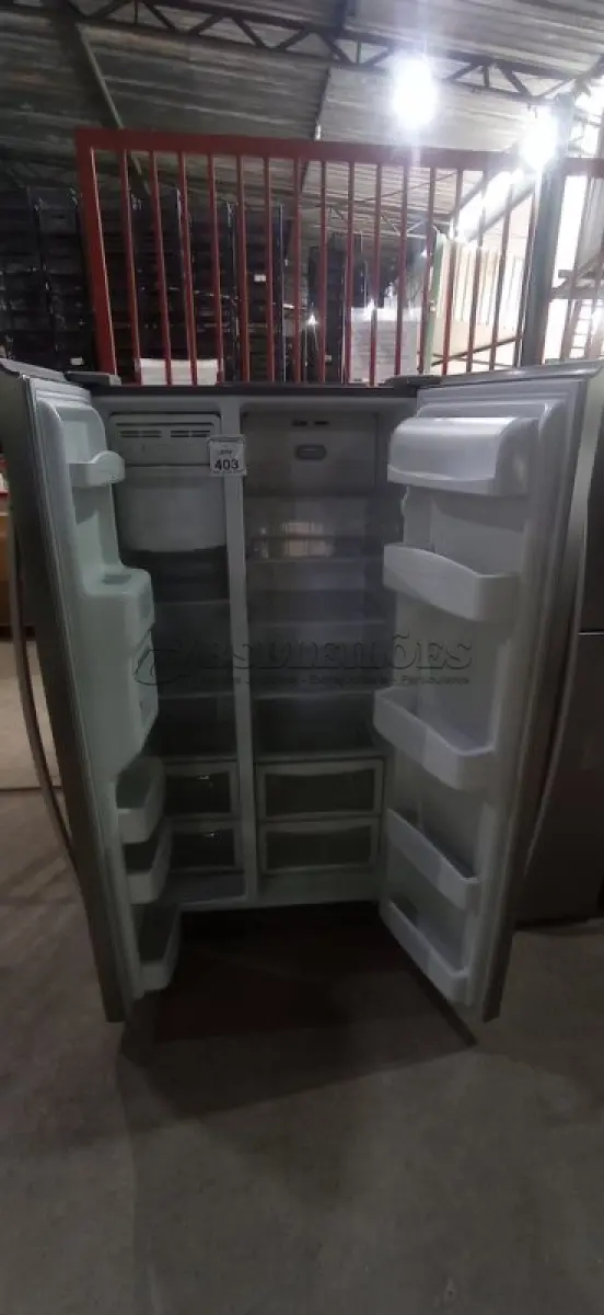 LOTE 403 - 01 GELADEIRA SIDE BI SIDE 504 LITROS 220V MARCA ELECTROLUX. (NO ESTADO) ATENÇÃO! FAZER A VISITAÇÃO ANTES DE ARREMATAR, NÃO SABEMOS SE FUNCIONA, LEILÃO NÃO TEM GARANTIA E NEM DEVOLUÇÃO, SUJEITO A POSSÍVEIS AVARIAS VISÍVEIS/OCULTAS E/OU AUSÊNCIA DE COMPONENTES.
