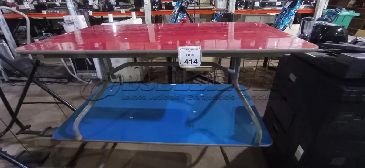 LOTE 414 - 02 MESAS ESCOLARES NAS CORES VERMELHA E AZUL. (NO ESTADO) ATENÇÃO! FAZER A VISITAÇÃO ANTES DE ARREMATAR, NÃO SABEMOS SE FUNCIONA, LEILÃO NÃO TEM GARANTIA E NEM DEVOLUÇÃO, SUJEITO A POSSÍVEIS AVARIAS VISÍVEIS/OCULTAS E/OU AUSÊNCIA DE COMPONENTES.