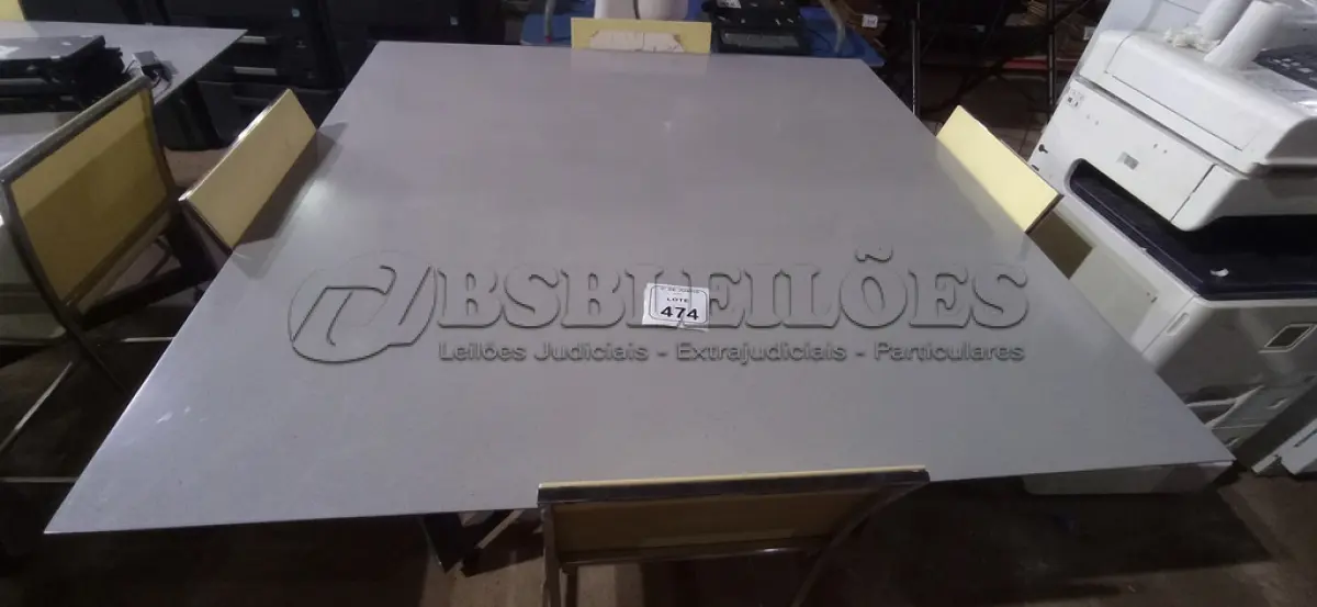 LOTE 474 - 01 MESA COM BASE DE FERRO E TAMPO EM PORCELANATO 04 CADEIRAS. (NO ESTADO) ATENÇÃO! FAZER A VISITAÇÃO ANTES DE ARREMATAR, NÃO SABEMOS SE FUNCIONA, LEILÃO NÃO TEM GARANTIA E NEM DEVOLUÇÃO, SUJEITO A POSSÍVEIS AVARIAS VISÍVEIS/OCULTAS E/OU AUSÊNCIA DE COMPONENTES.