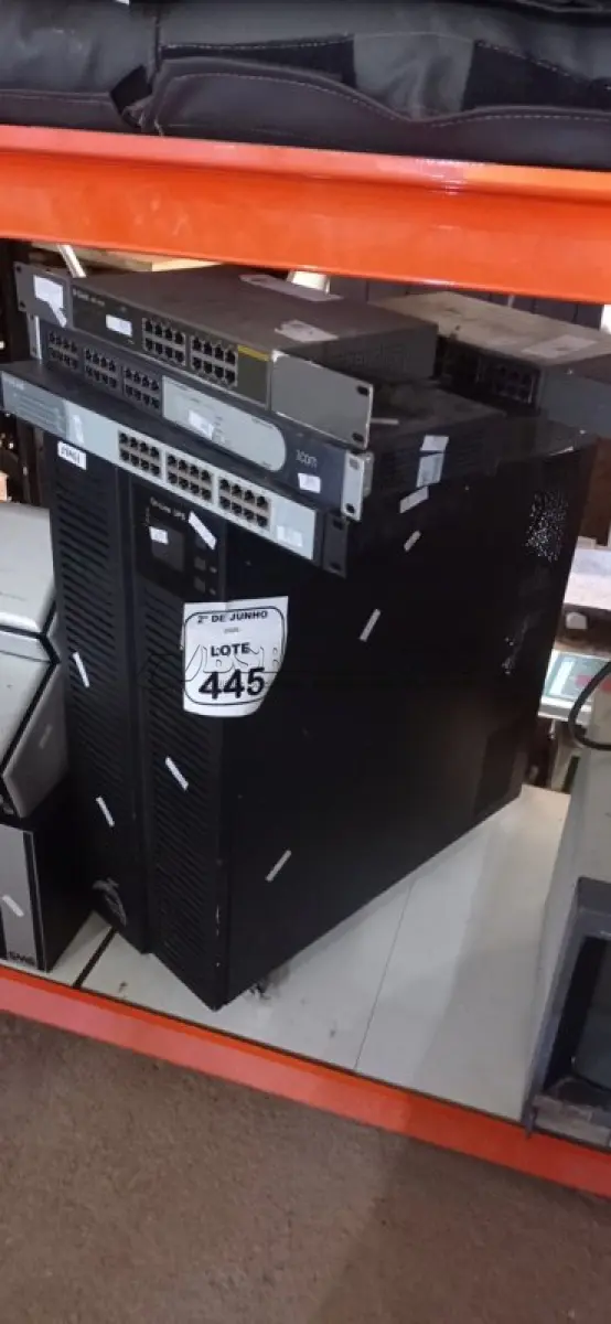 LOTE 445 - 05 SWITCHES E 01 NOBREAK VERTIV LIEBERT. (NO ESTADO) ATENÇÃO! FAZER A VISITAÇÃO ANTES DE ARREMATAR, NÃO SABEMOS SE FUNCIONA, LEILÃO NÃO TEM GARANTIA E NEM DEVOLUÇÃO, SUJEITO A POSSÍVEIS AVARIAS VISÍVEIS/OCULTAS E/OU AUSÊNCIA DE COMPONENTES.