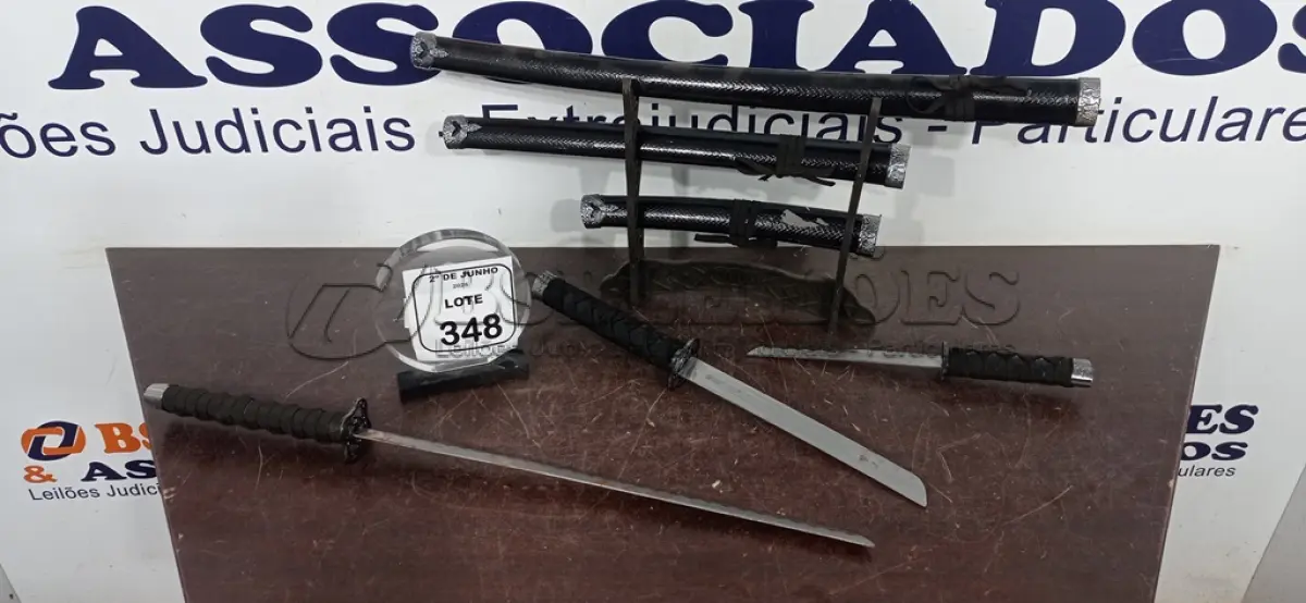 LOTE 348 - 03 ESPADAS KATANA ORNAMENTAL COM SUPORTE  ( PRODUTO NOVO). (NO ESTADO) ATENÇÃO! FAZER A VISITAÇÃO ANTES DE ARREMATAR, NÃO SABEMOS SE FUNCIONA, LEILÃO NÃO TEM GARANTIA E NEM DEVOLUÇÃO, SUJEITO A POSSÍVEIS AVARIAS VISÍVEIS/OCULTAS E/OU AUSÊNCIA DE COMPONENTES.