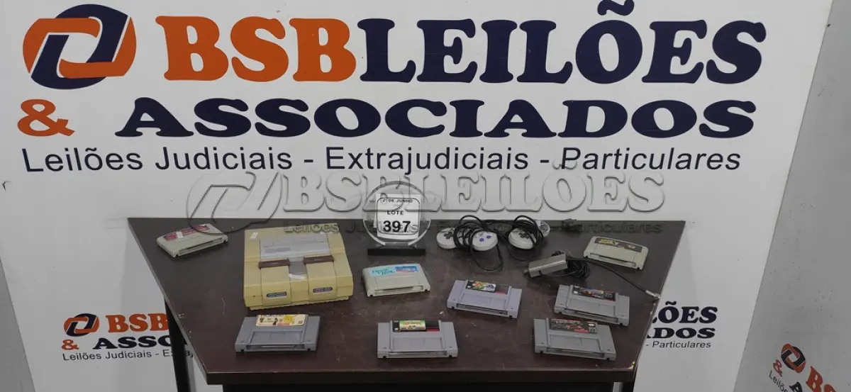 LOTE 397 - 01 NINTENDO 02 CONTROLES COM CABOS E 08 JOGOS. (NO ESTADO) ATENÇÃO! FAZER A VISITAÇÃO ANTES DE ARREMATAR, NÃO SABEMOS SE FUNCIONA, LEILÃO NÃO TEM GARANTIA E NEM DEVOLUÇÃO, SUJEITO A POSSÍVEIS AVARIAS VISÍVEIS/OCULTAS E/OU AUSÊNCIA DE COMPONENTES.