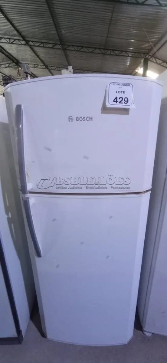 LOTE 429 - 01 GELADEIRA FROST FREE MODELO KDN 43 220V MARCA BOSCH. (NO ESTADO) ATENÇÃO! FAZER A VISITAÇÃO ANTES DE ARREMATAR, NÃO SABEMOS SE FUNCIONA, LEILÃO NÃO TEM GARANTIA E NEM DEVOLUÇÃO, SUJEITO A POSSÍVEIS AVARIAS VISÍVEIS/OCULTAS E/OU AUSÊNCIA DE COMPONENTES.