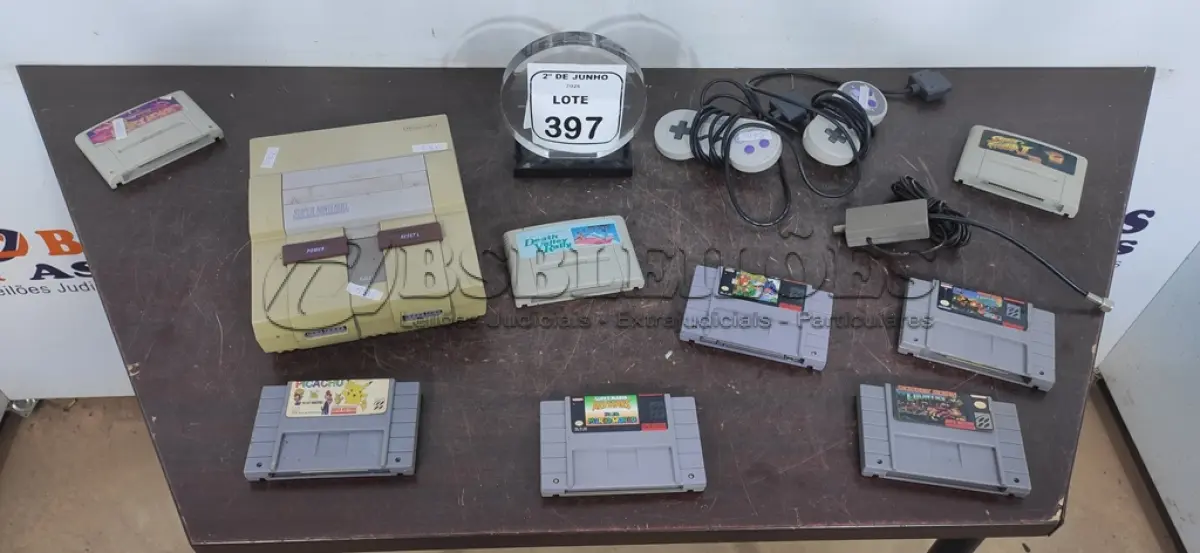 LOTE 397 - 01 NINTENDO 02 CONTROLES COM CABOS E 08 JOGOS. (NO ESTADO) ATENÇÃO! FAZER A VISITAÇÃO ANTES DE ARREMATAR, NÃO SABEMOS SE FUNCIONA, LEILÃO NÃO TEM GARANTIA E NEM DEVOLUÇÃO, SUJEITO A POSSÍVEIS AVARIAS VISÍVEIS/OCULTAS E/OU AUSÊNCIA DE COMPONENTES.