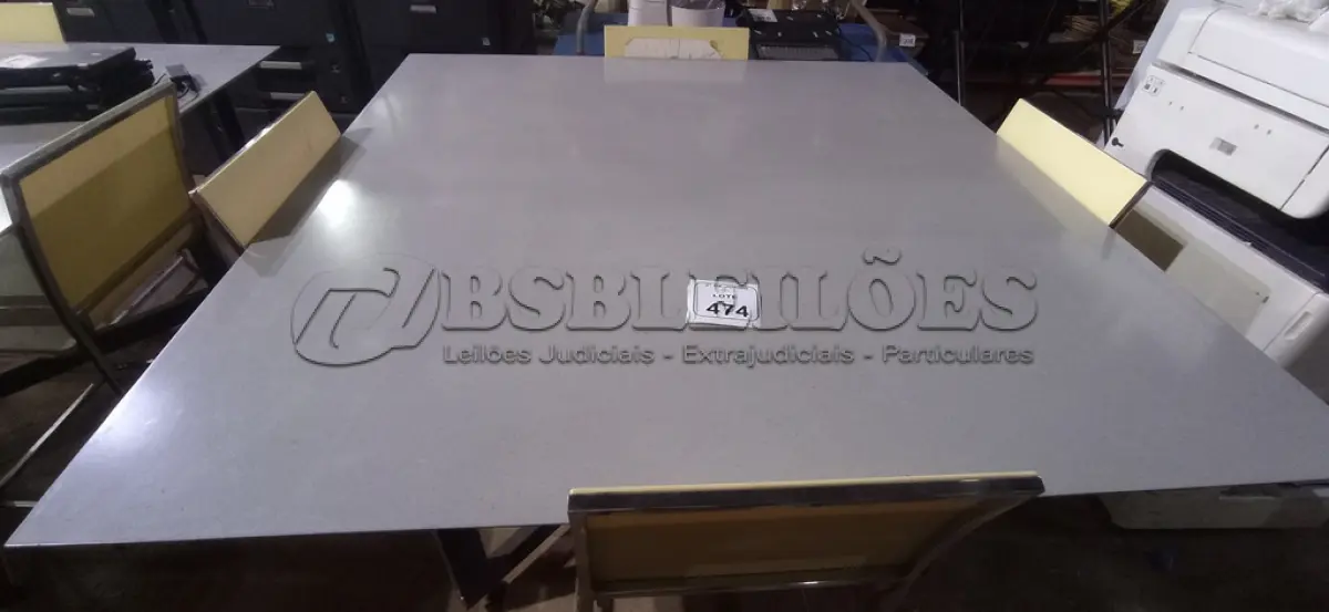 LOTE 474 - 01 MESA COM BASE DE FERRO E TAMPO EM PORCELANATO 04 CADEIRAS. (NO ESTADO) ATENÇÃO! FAZER A VISITAÇÃO ANTES DE ARREMATAR, NÃO SABEMOS SE FUNCIONA, LEILÃO NÃO TEM GARANTIA E NEM DEVOLUÇÃO, SUJEITO A POSSÍVEIS AVARIAS VISÍVEIS/OCULTAS E/OU AUSÊNCIA DE COMPONENTES.