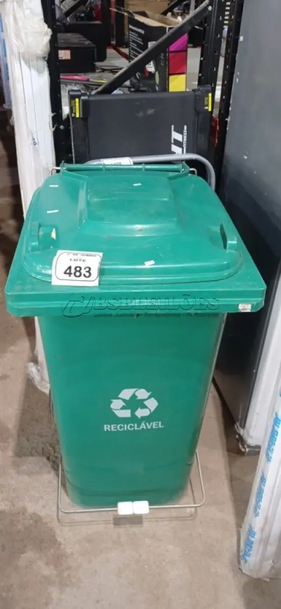 LOTE 483 - 01 LIXEIRA 240L COM RODAS NA COR VERDE. (NO ESTADO) ATENÇÃO! FAZER A VISITAÇÃO ANTES DE ARREMATAR, NÃO SABEMOS SE FUNCIONA, LEILÃO NÃO TEM GARANTIA E NEM DEVOLUÇÃO, SUJEITO A POSSÍVEIS AVARIAS VISÍVEIS/OCULTAS E/OU AUSÊNCIA DE COMPONENTES.