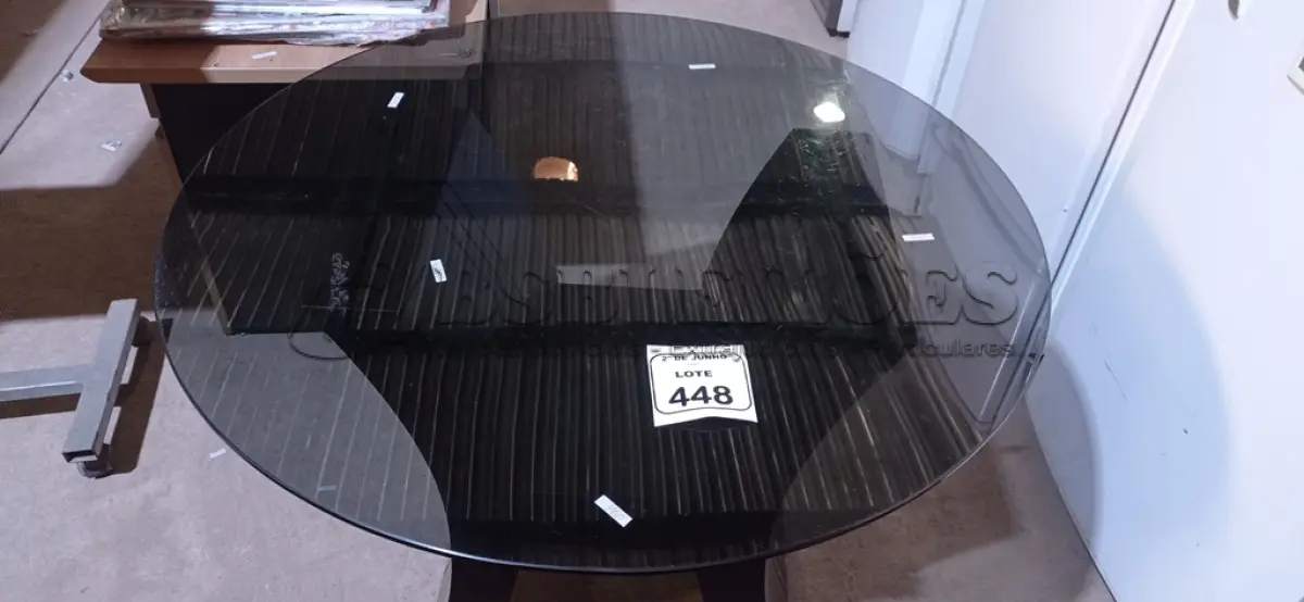 LOTE 448 - 01 MESA COM TAMPO REDONDO EM VIDRO DE 1,00M DE DIAMETRO. (NO ESTADO) ATENÇÃO! FAZER A VISITAÇÃO ANTES DE ARREMATAR, NÃO SABEMOS SE FUNCIONA, LEILÃO NÃO TEM GARANTIA E NEM DEVOLUÇÃO, SUJEITO A POSSÍVEIS AVARIAS VISÍVEIS/OCULTAS E/OU AUSÊNCIA DE COMPONENTES.