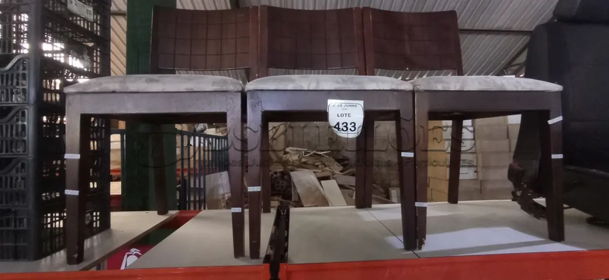LOTE 433 - 03 CADEIRAS EM MADEIRA E ASSENTO ALMOFADADO. (NO ESTADO) ATENÇÃO! FAZER A VISITAÇÃO ANTES DE ARREMATAR, NÃO SABEMOS SE FUNCIONA, LEILÃO NÃO TEM GARANTIA E NEM DEVOLUÇÃO, SUJEITO A POSSÍVEIS AVARIAS VISÍVEIS/OCULTAS E/OU AUSÊNCIA DE COMPONENTES.