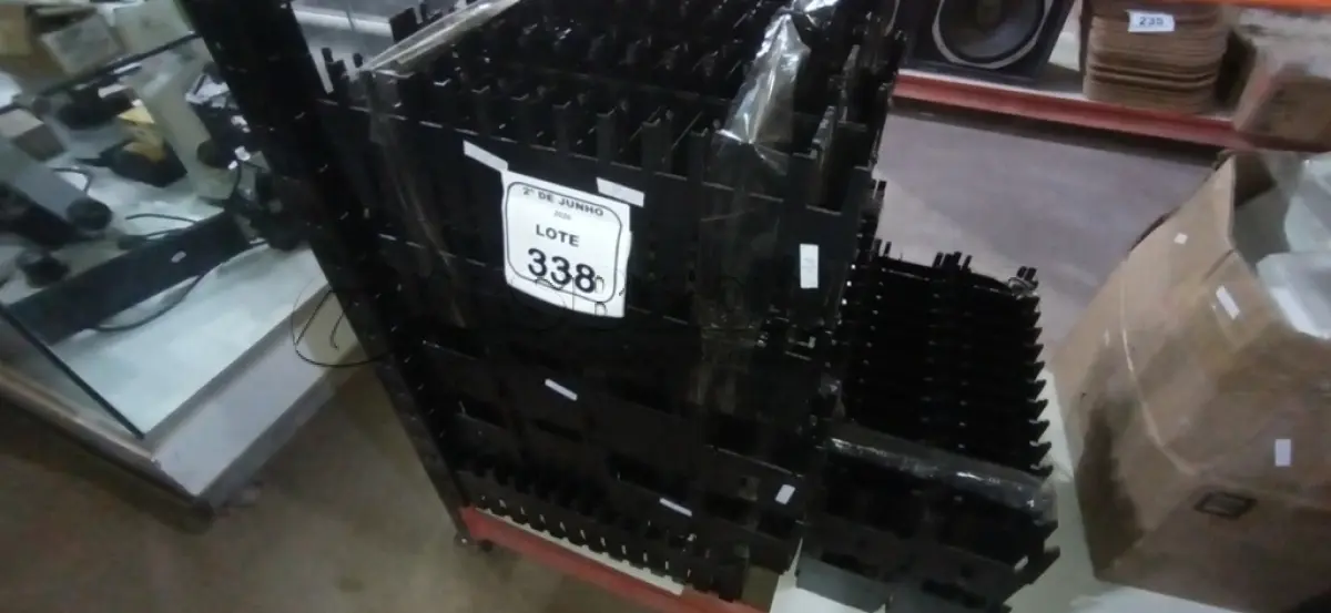 LOTE 338 - 01 LOTE COM GRANDE QUANTIDADE DE SUPORTES PARA HD RESISTENTES. (NO ESTADO) ATENÇÃO! FAZER A VISITAÇÃO ANTES DE ARREMATAR, NÃO SABEMOS SE FUNCIONA, LEILÃO NÃO TEM GARANTIA E NEM DEVOLUÇÃO, SUJEITO A POSSÍVEIS AVARIAS VISÍVEIS/OCULTAS E/OU AUSÊNCIA DE COMPONENTES.